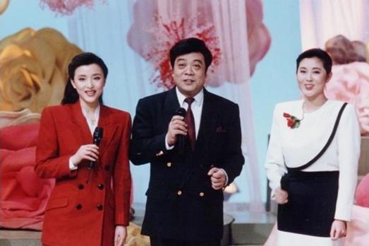 1992年春节联欢晚会的三位主持人:杨澜(左),赵忠祥(中),倪萍(右)