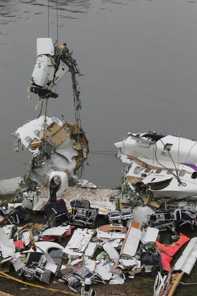 台湾省新北市,复兴航空空难救援现场,救灾人员在整理打捞到的飞机残骸