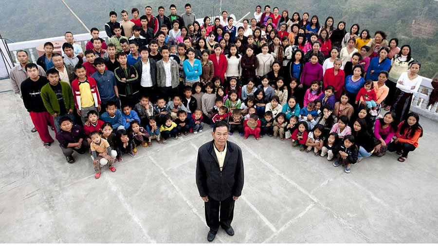 印度东北部的米佐拉姆邦巴克塔温村的齐沃纳(ziona)家庭荣获世界上