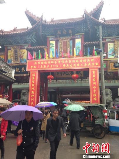 浙江苍南鲸头杨府殿香客络绎不绝 香火堆高达2米