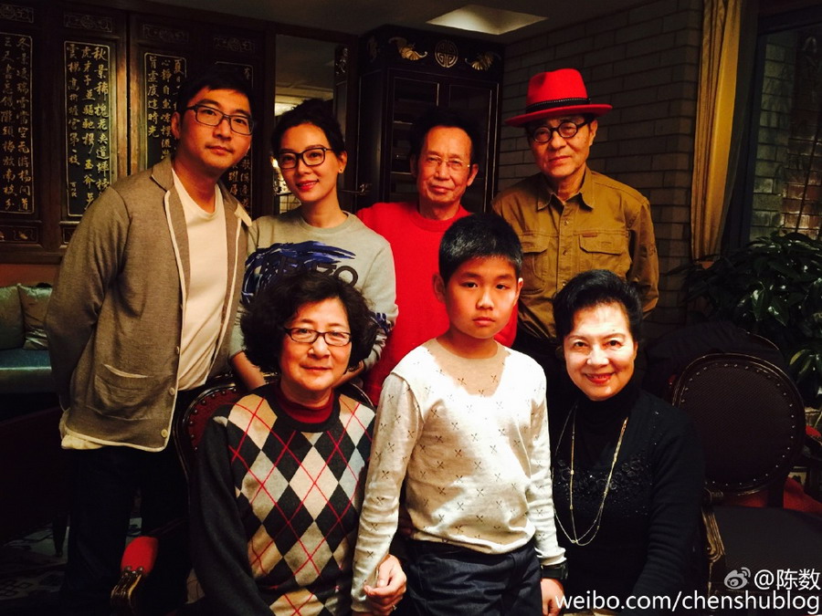 陈数晒温馨全家福 和老公赵胤胤戴情侣镜秀恩爱(图)