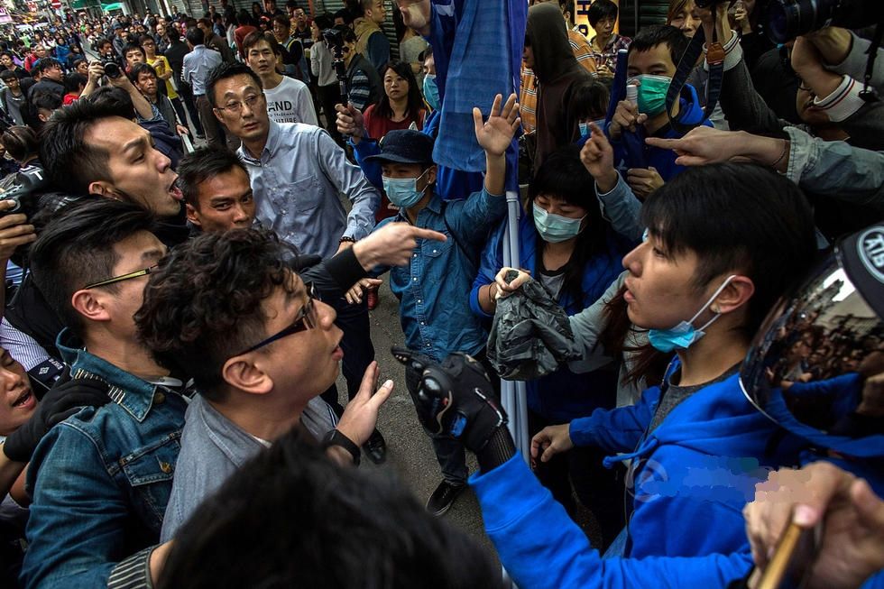 香港警方拘捕反內地旅客示威者(1/10)