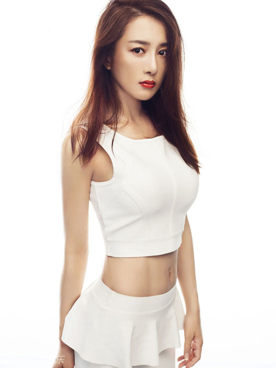 "妲己"李依晓性感写真 身材火辣秀腹肌(组图)