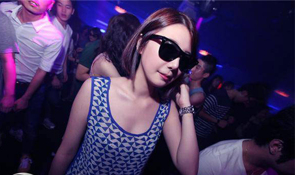 韩国夜店美女实拍年轻女孩精心打扮后开始夜生活