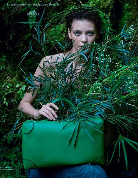 春夏广告大片中,深色头发的模特仿佛化身为丛林精灵,在浓郁的热带雨林