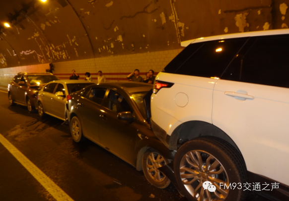 【蓝媒快报】高速隧道共计16车大追尾 路虎车整个都被顶起来了
