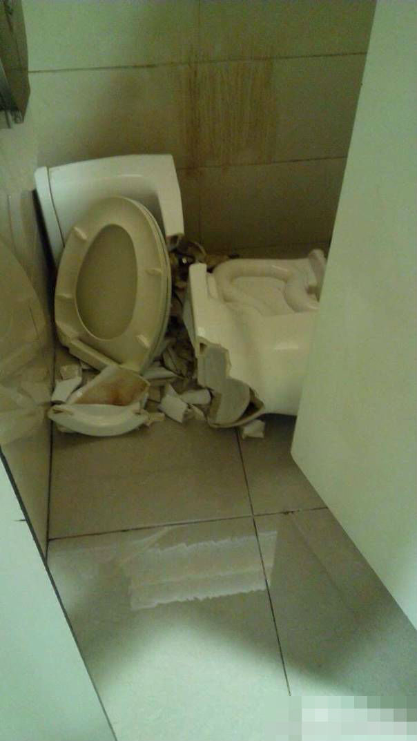 合肥新桥国际机场旅客站马桶上如厕:马桶碎了 屁股伤了