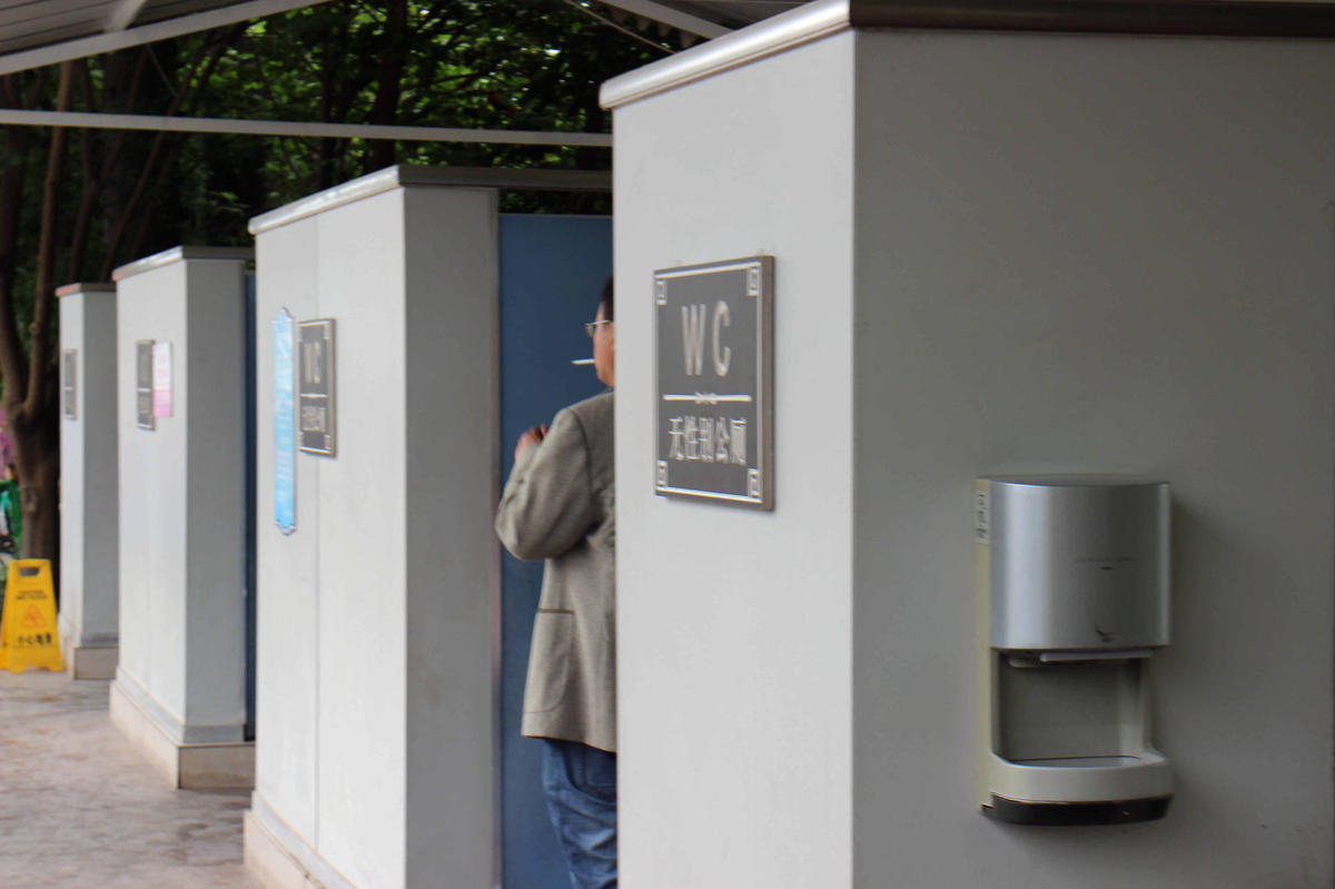 重庆:现"无性别公厕"如厕不分男女 官方称系提高利用率