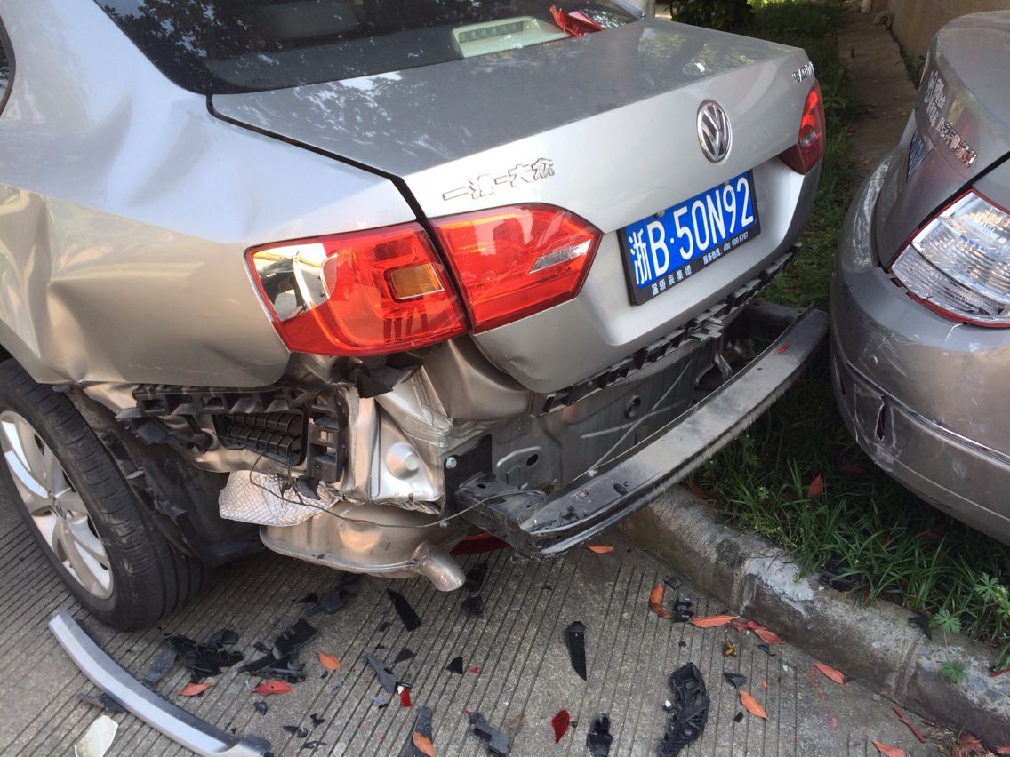 宁波一高中教师疯狂撞车10多辆 最后把自己撞死了