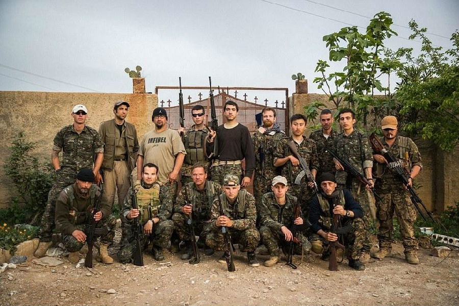 图为本周早些时候一组国际战士在叙利亚西北部小镇郊外合影