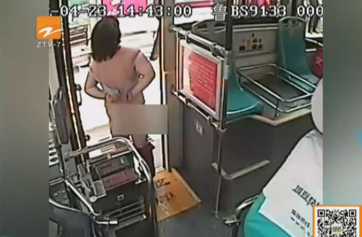 监控实拍女子公交车上脱光自己衣服吓跑乘客疑感情受刺激