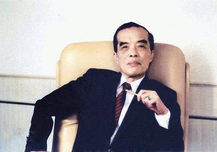 是香港连锁服装店bossini创办人,"针织大王"罗定邦的孙女罗君儿