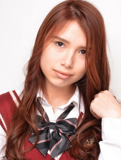 目前才上大一的长尾宁音已签约日本一家知名模特公司