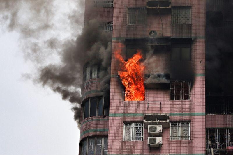 广州荔湾广场北塔有高层住宅着火,图为火灾现场
