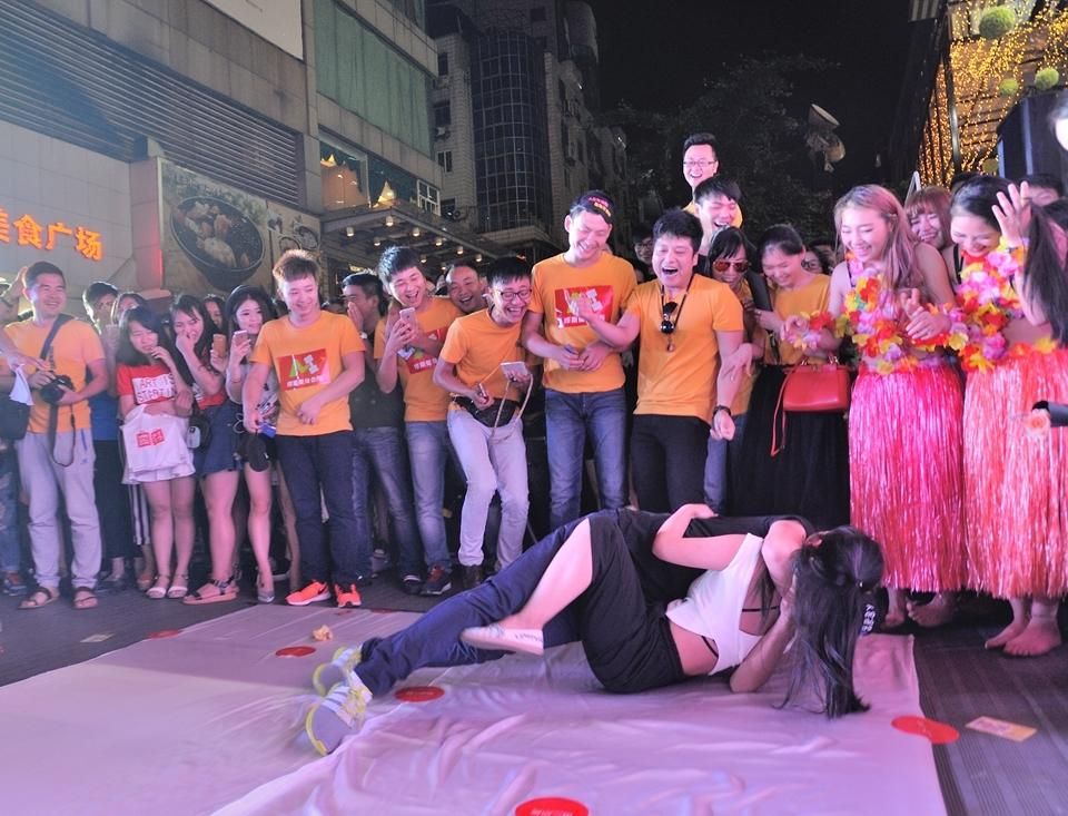 金华街头出现520滚床单活动(1/6)