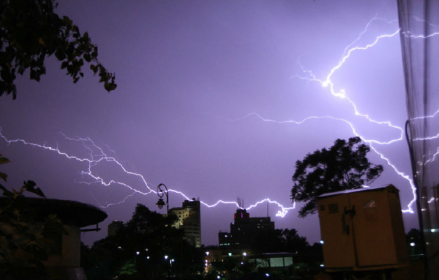 印度新德里久旱逢甘霖 紫色闪电划破夜空