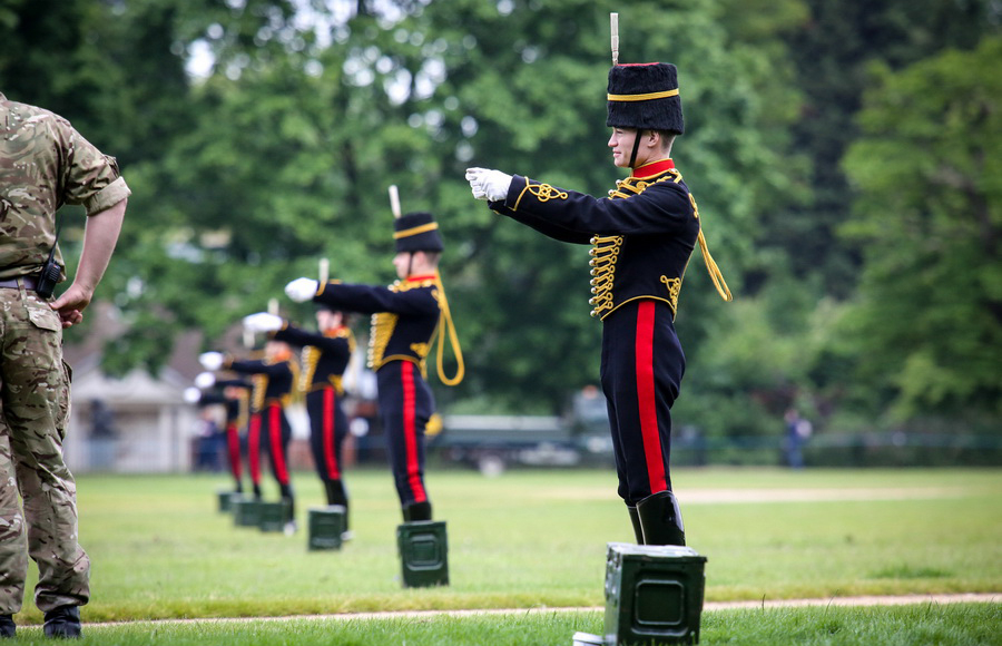 英国皇家炮兵鸣礼炮为庆祝女王加冕62周年