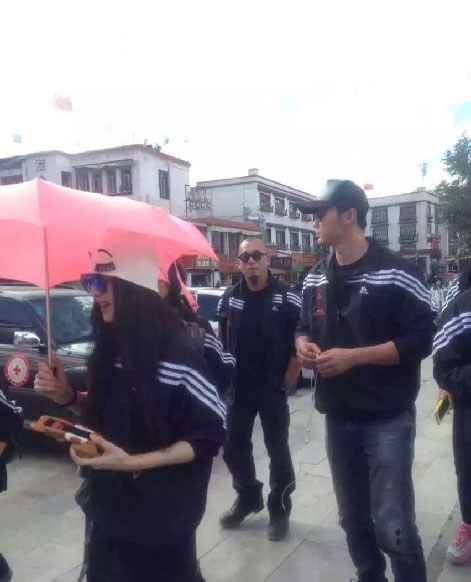 终于同框了!范冰冰李晨西藏甜蜜牵手