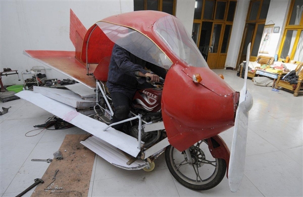 民间发明家张学林在2012年11月28日设计出了这样一个简易的个人飞行器