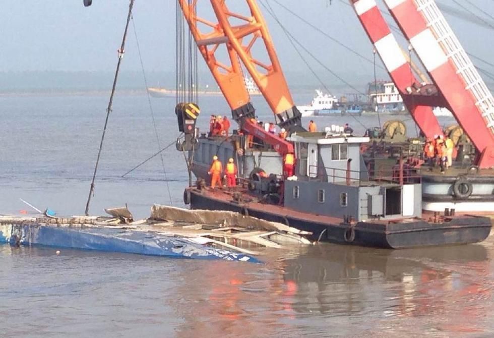 直击长江沉船整体扶正打捞(1/12)