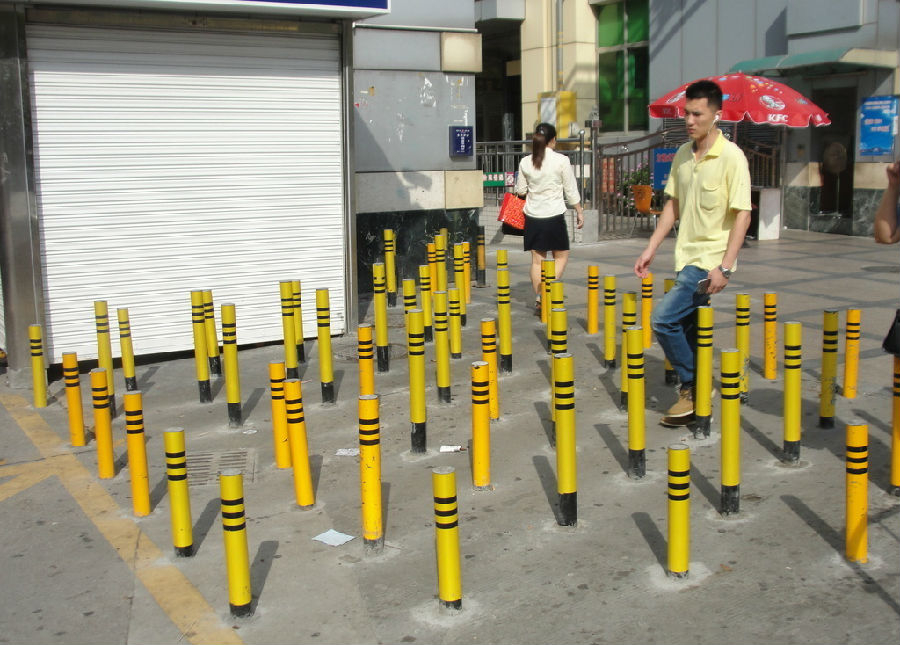 深圳路边现"少林梅花桩" 70多个路障防止乱停车