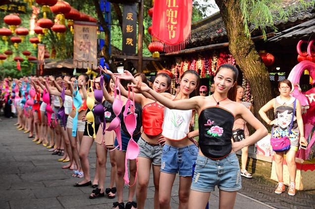 百名美女杭州宋城抛胸罩 呼吁关爱女性健康关注乳腺健康_新蓝网