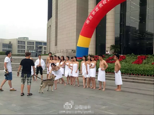 【原创】大学生裹浴巾拍毕业照 无聊低俗or青春活力?