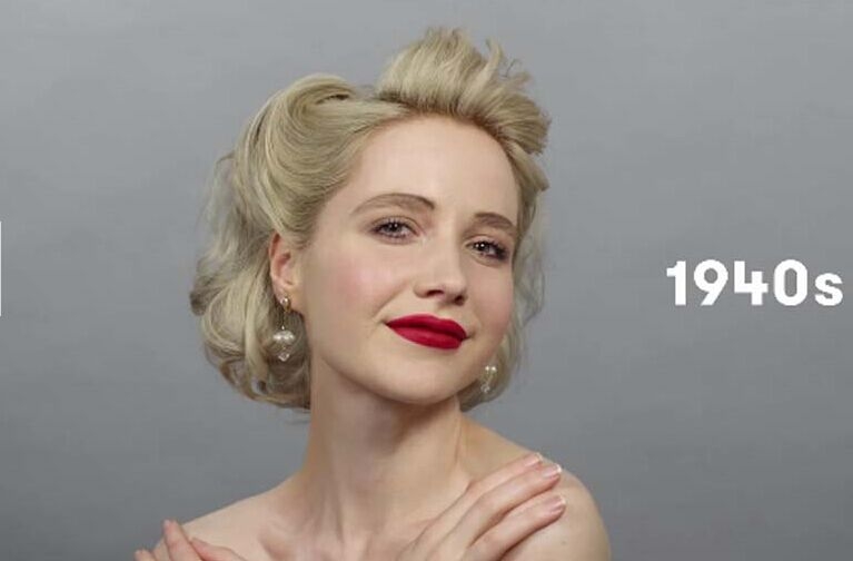 俏皮美女展示俄罗斯100年来女性妆容发型变化
