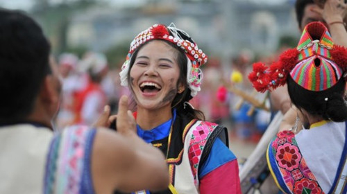 参加花脸节的少女笑逐颜开