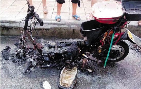 宁波闹市一电瓶车边跑边冒烟 女司机浑然不觉