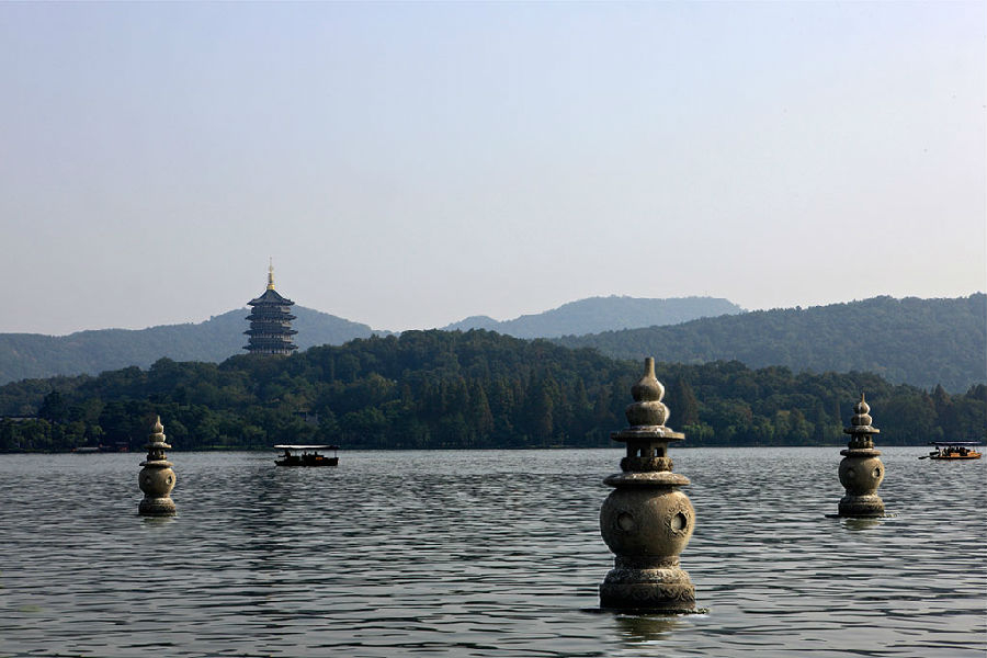 石塔维护加保养 "三潭印月"暂时要变"两潭"