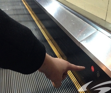 自动扶梯侧面围裙板处(就是总让人忍不住想当滑梯来滑的那个地方) 在