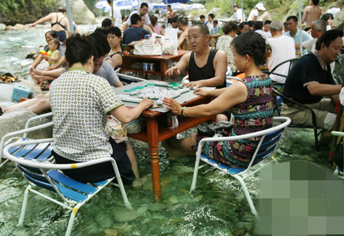 气温飙到38.8摄氏度热成狗 成都万人开打水上麻将来降温