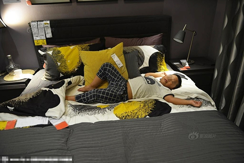 杭州"蹭凉族"占领宜家 脱鞋上床睡大觉如在自己家