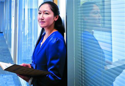 > 国内 > 正文 黄惠递过来两张名片,一张头衔是