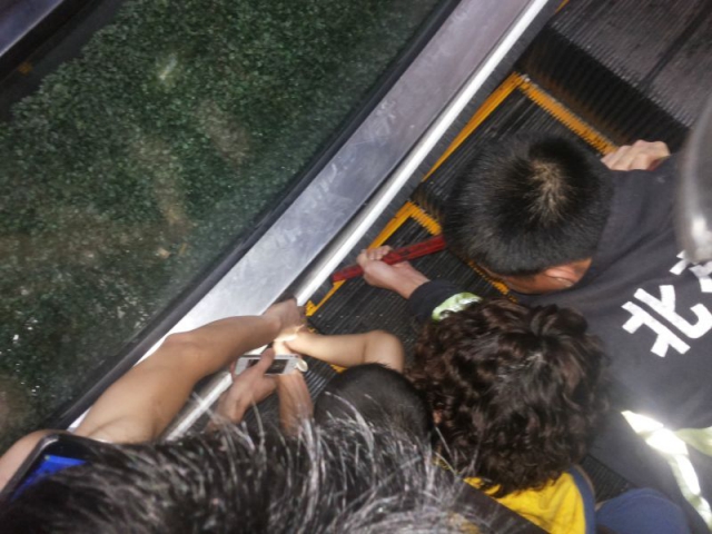 浙江电梯又出事!义乌一4岁男孩的脚被"吃"进自动扶梯