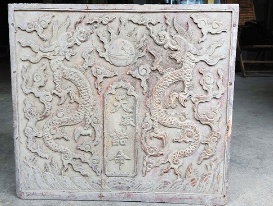 装圣旨的盒子上"奉天诰命"四字和雕刻的龙纹还非常清晰.