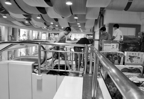 电梯惊魂险重现!沈阳一商场滚梯突然"张嘴"吞掉俩踏板