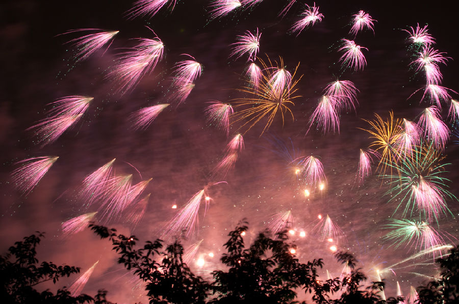 全景展示日本烟花大会盛况 夜空美如童话