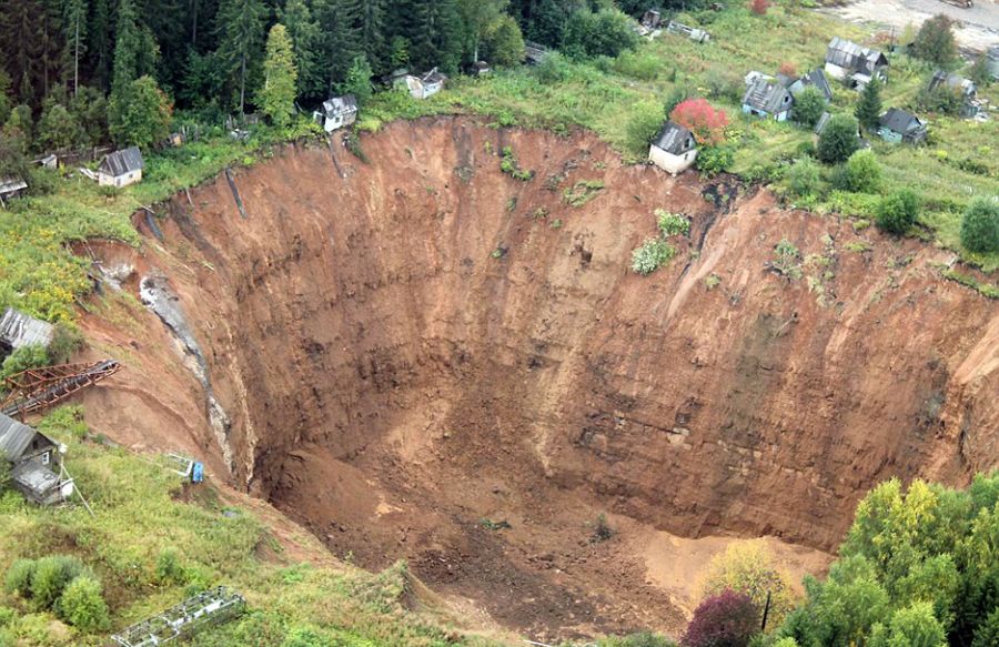 俄羅斯地表塌陷成76米深大坑_熱點圖片_新藍網