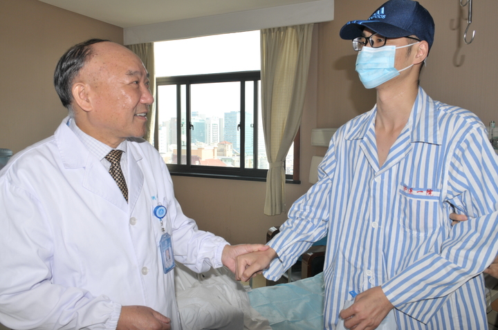 浙大一院院长郑树森查房看望张先生