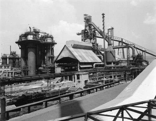 中国第一座现代化高炉——首都钢铁公司新高炉于1979年12月15日投产.