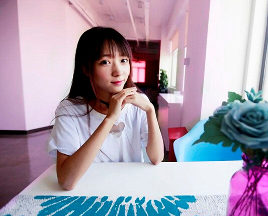 是在"斗鱼","虎牙","龙珠"等直播平台上,让无数宅男为之疯狂的"蛮兔"