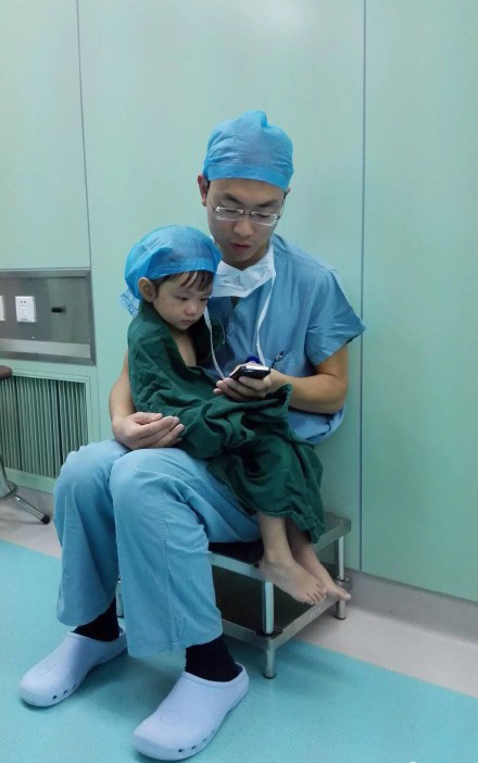 手术那天,帅气的石卓副主任显然也是依靠这个性别上的优势,让歆儿安静
