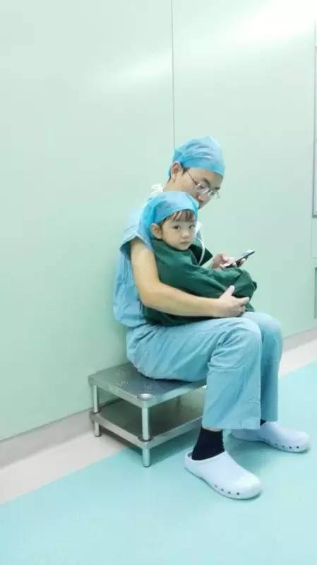手术室里看得人心里暖暖的 爱心帅气的石医生红了