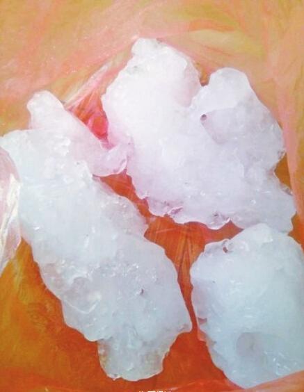 河南一村庄晴日天降"奇冰" 重达十几斤