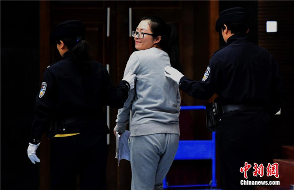 80后美女老总涉诈骗4.1亿 含笑受审