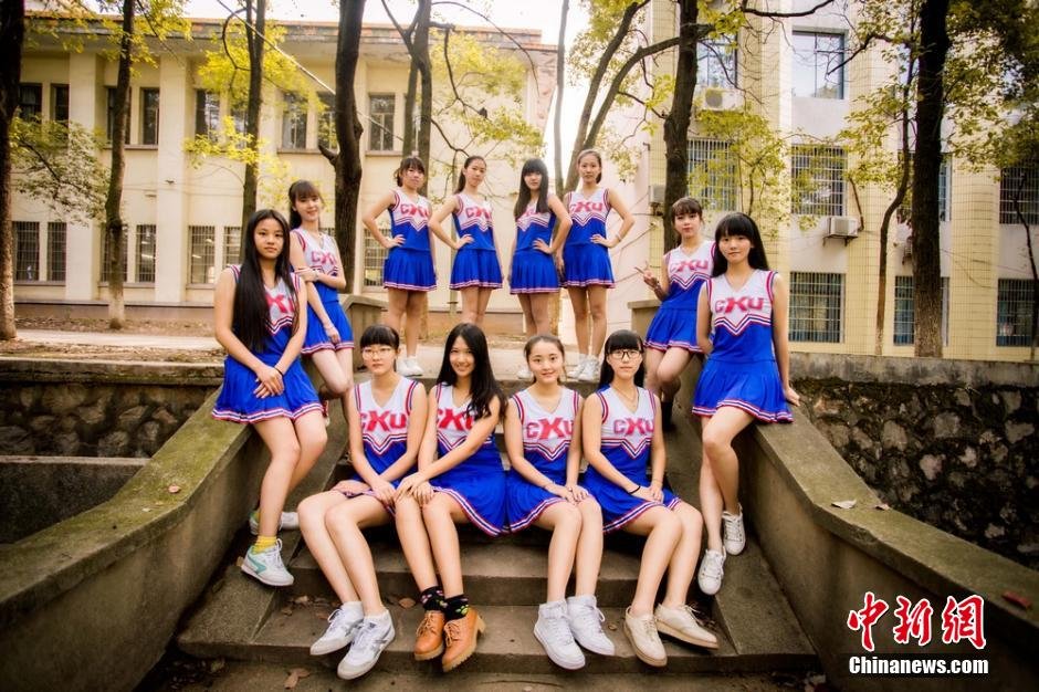 大学啦啦队宣传照走红 女神长发长腿小清新