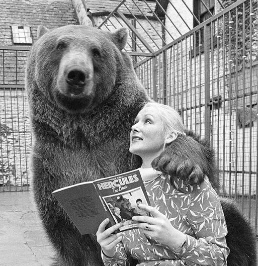 英国无子家庭养棕熊当后代 人与动物原来可以这么亲密