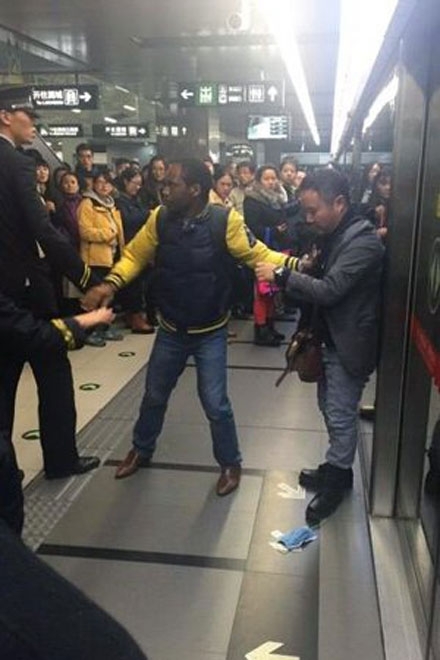 北京两男子地铁插队打架 黑人小伙拉架反被揍